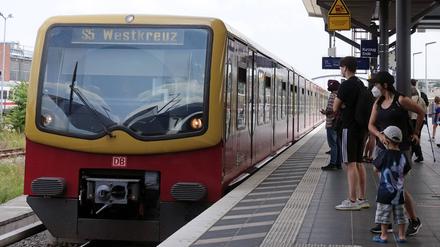 Die S-Bahn in Berlin hat immer wieder mit der Pünktlichkeit zu kämpfen. Ab der zweiten Jahreshälfte soll dagegen Künstliche Intelligenz zum Einsatz kommen.
