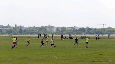Spielaufbau? Oder gar kein Bau? Nun mischen auch die Sportler auf dem alten Flughafen mit.