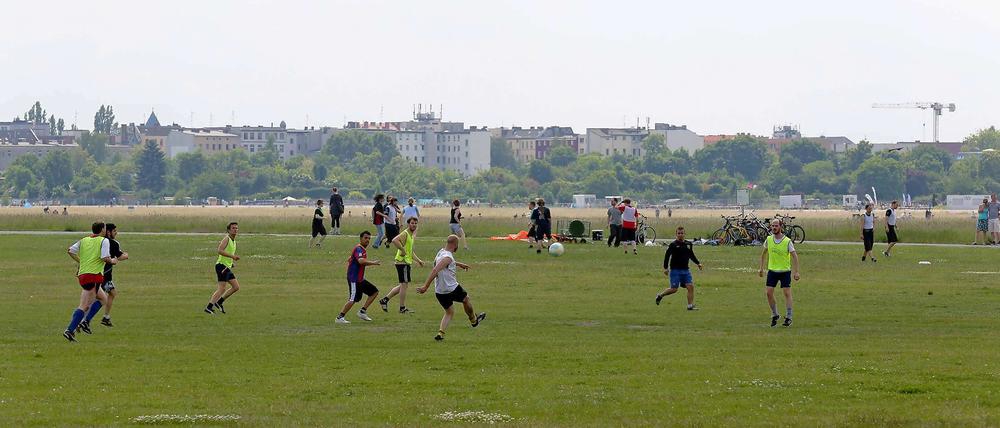 Spielaufbau? Oder gar kein Bau? Nun mischen auch die Sportler auf dem alten Flughafen mit.
