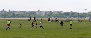 Spielaufbau? Oder gar kein Bau? Nun mischen auch die Sportler auf dem alten Flughafen mit.