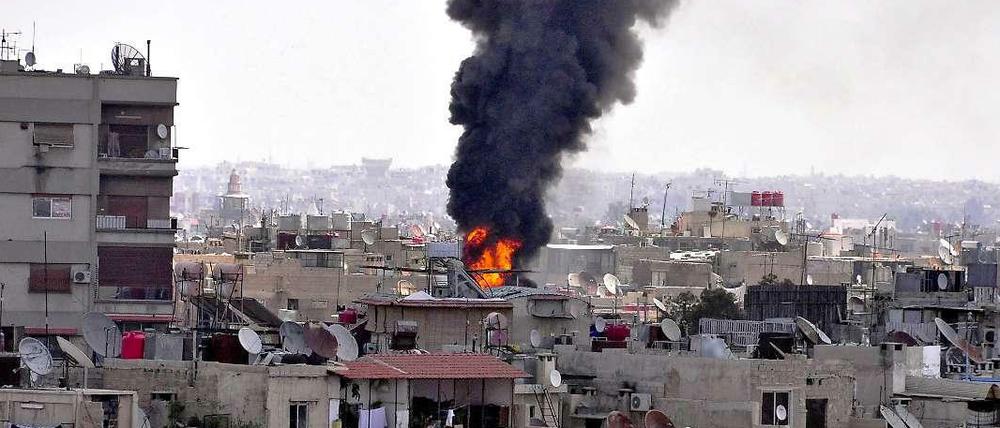 Rauch steigt auf über der syrischen Hauptstadt Damaskus.