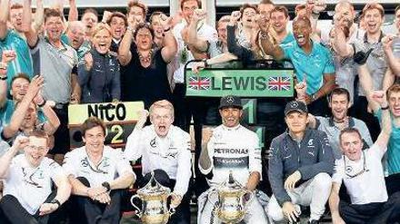 Piep, piep, piep, wir haben uns alles ganz lieb. Alle freuen sie sich bei Mercedes nach dem zweiten Doppelsieg der noch jungen Saison in der Formel 1. Der Nico und der Lewis natürlich ganz besonders. 