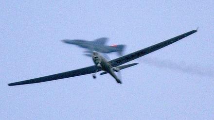 Präzedenzfall von 2003: Über der City von Frankfurt am Main kreiste ein entführtes Sportflugzeug - ein Abfangjäger zwang es schließlich zur Landung. 
