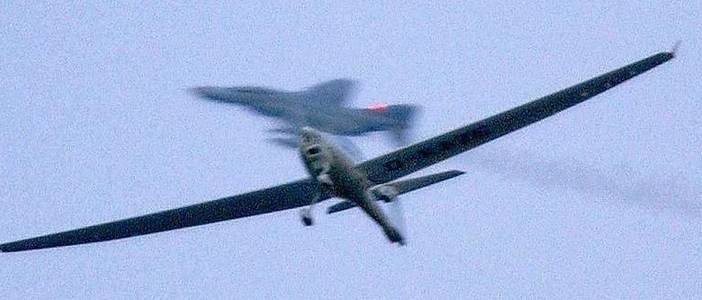 Präzedenzfall von 2003: Über der City von Frankfurt am Main kreiste ein entführtes Sportflugzeug - ein Abfangjäger zwang es schließlich zur Landung. 