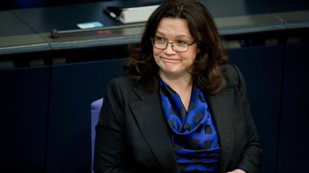 Stereotypisiert wird in den Medien über Politikerinnen oft berichtet, zeigt eine Studie. Dass SPD-Ministerin Andrea Nahles ihre Löwenmähne gebändigt habe, wird beispielsweise als Anpassung ans Amt verstanden. 