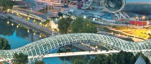 Der Volksmund nennt sie „Always Ultra“. Die Friedensbrücke über den Fluss Kura in Tiflis. 