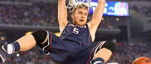 Traum vom Fliegen. Niels Giffey holte mit der Universität von Connecticut seinen zweiten US-Meistertitel am College.