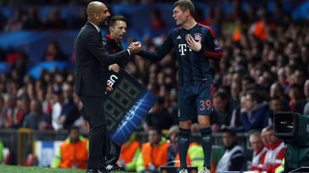 Komplizierte Beziehung. Pep Guardiola ist nicht immer mit Toni Kroos zufrieden - umgekehrt gilt das genauso.