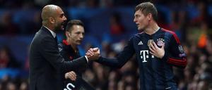 Komplizierte Beziehung. Pep Guardiola ist nicht immer mit Toni Kroos zufrieden - umgekehrt gilt das genauso.