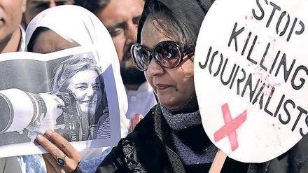Gegen die Ermordung von Journalisten protestierten nach dem Tod der deutschen Fotografin Anja Niedringhaus (Schwarz-Weiß-Bild) auch Reporter in Pakistan. Foto: dpa