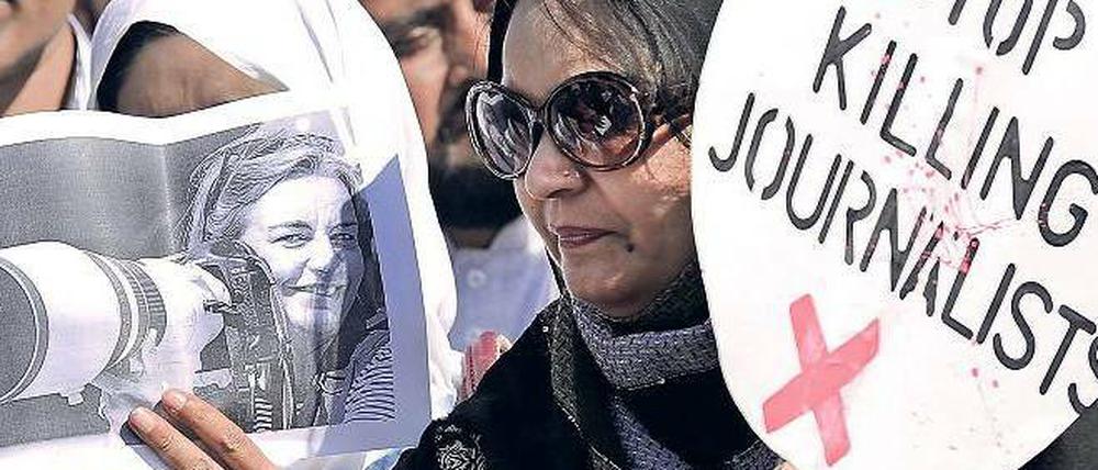 Gegen die Ermordung von Journalisten protestierten nach dem Tod der deutschen Fotografin Anja Niedringhaus (Schwarz-Weiß-Bild) auch Reporter in Pakistan. Foto: dpa
