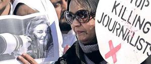 Gegen die Ermordung von Journalisten protestierten nach dem Tod der deutschen Fotografin Anja Niedringhaus (Schwarz-Weiß-Bild) auch Reporter in Pakistan. Foto: dpa