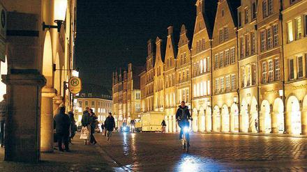 Freie Bahn für freie Radler. Vor der historischen Kulisse des Prinzipalmarkts lustwandeln Münsteraner auch abends gern. Tagsüber wird es jedoch schon mal eng.
