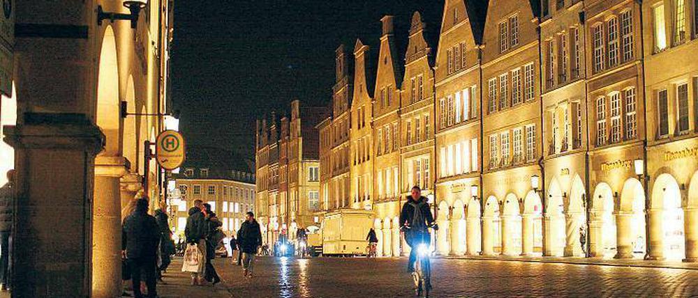 Freie Bahn für freie Radler. Vor der historischen Kulisse des Prinzipalmarkts lustwandeln Münsteraner auch abends gern. Tagsüber wird es jedoch schon mal eng.