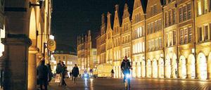 Freie Bahn für freie Radler. Vor der historischen Kulisse des Prinzipalmarkts lustwandeln Münsteraner auch abends gern. Tagsüber wird es jedoch schon mal eng.