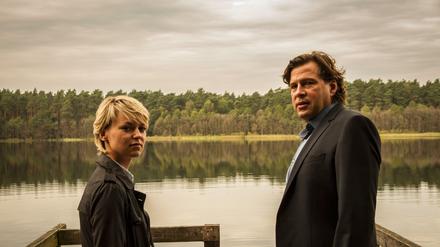 Kommissare am See. Winnie Heller (Lisa Wagner) und Hendrik Verhoeven (Hans-Jochen Wagner) ermitteln im neuen ZDF-Krimi.