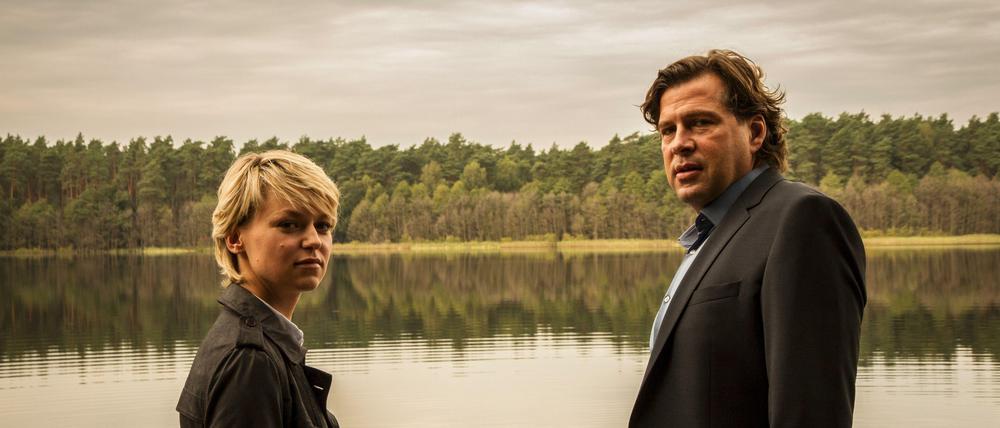Kommissare am See. Winnie Heller (Lisa Wagner) und Hendrik Verhoeven (Hans-Jochen Wagner) ermitteln im neuen ZDF-Krimi.