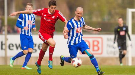 Gut möglich, dass die TSG Neustrelitz (rote Trikots) bald häufiger in Berlin im Einsatz ist, und nicht nur gegen die Reserve-Mannschaft von Hertha BSC. 
