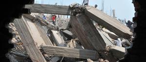 Chaos. Am 24. April 2013 stürzte der Fabrikkomplex in Bangladesch ein - mehr als 1000 Menschen kamen dabei ums Leben.