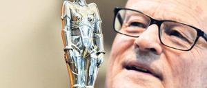 Oh Maria! Regisseur Volker Schlöndorff mit seiner neuen Trophäe. 