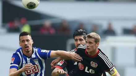 Torschütze Sandro Wagner im Zweikampf mit Lars Bender. Emre Can schaut zu.