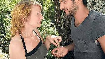 Flirt im Süden. Kristine (Dagmar Manzel) und Franck (Arthur Igual). 