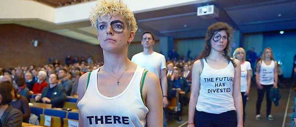 Stummer Protest. Draußen demonstrierte Greenpeace, als Energieminister Sigmar Gabriel (SPD) an der TU Berlin seine Klimarede hielt, drinnen hatten sich Studenten mit Protest-T-Shirts aufgestellt. Gabriel ging nicht darauf ein. Er ging gar nicht auf das umstrittene Thema Kohle ein.
