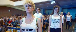 Stummer Protest. Draußen demonstrierte Greenpeace, als Energieminister Sigmar Gabriel (SPD) an der TU Berlin seine Klimarede hielt, drinnen hatten sich Studenten mit Protest-T-Shirts aufgestellt. Gabriel ging nicht darauf ein. Er ging gar nicht auf das umstrittene Thema Kohle ein. 