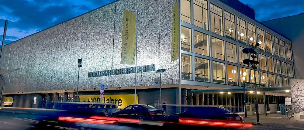 Markanter Kasten an der Ost-West-Achse. Die Deutsche Oper an der Bismarckstraße in Berlin-Charlottenburg.