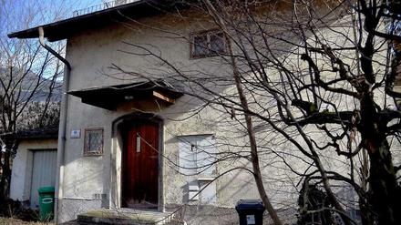 Das von den Nazis geraubte Werk gehörte zeitweise zur Kunstsammlung Hermann Görings und war auf Umwegen in den Besitz der Familie Gurlitt gelangt. Heute ist es unter den insgesamt 1280 in Gurlitts Schwabinger Wohnung beschlagnahmten Werken - und damit derzeit nicht im Besitz des 81-Jährigen. „Das, was wir beschlagnahmt haben, ist weiter beschlagnahmt“, betonte der Sprecher der Staatsanwaltschaft. Zu einer Rückgabe der Bilder, die Gurlitt zweifelsfrei gehören und die seit Monaten vereinbart ist, wollte er sich nicht äußern.Für mehr Aufmerksamkeit sorgte die Information, dass es sich bei dem jüngeren Fund im Salzburger Wohnhaus des 81-Jährigen (Bild) um eine weit umfangreichere Sammlung handelt als bislang bekannt. In dem verwahrlost wirkenden Anwesen wurden 238 Kunstgegenstände gefunden - darunter Ölgemälde und Aquarelle von Monet, Renoir, Manet, Gauguin, Liebermann, Cézanne und Nolde sowie Zeichnungen von Picasso und Munch. Bislang war von rund 60 Kunstwerken die Rede gewesen.