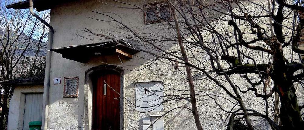 Das von den Nazis geraubte Werk gehörte zeitweise zur Kunstsammlung Hermann Görings und war auf Umwegen in den Besitz der Familie Gurlitt gelangt. Heute ist es unter den insgesamt 1280 in Gurlitts Schwabinger Wohnung beschlagnahmten Werken - und damit derzeit nicht im Besitz des 81-Jährigen. „Das, was wir beschlagnahmt haben, ist weiter beschlagnahmt“, betonte der Sprecher der Staatsanwaltschaft. Zu einer Rückgabe der Bilder, die Gurlitt zweifelsfrei gehören und die seit Monaten vereinbart ist, wollte er sich nicht äußern.Für mehr Aufmerksamkeit sorgte die Information, dass es sich bei dem jüngeren Fund im Salzburger Wohnhaus des 81-Jährigen (Bild) um eine weit umfangreichere Sammlung handelt als bislang bekannt. In dem verwahrlost wirkenden Anwesen wurden 238 Kunstgegenstände gefunden - darunter Ölgemälde und Aquarelle von Monet, Renoir, Manet, Gauguin, Liebermann, Cézanne und Nolde sowie Zeichnungen von Picasso und Munch. Bislang war von rund 60 Kunstwerken die Rede gewesen.