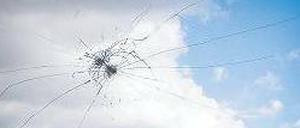 Aus Sicht des Täters. Irgendjemand hat im Ausstellungsraum der „Schaustelle Wohnen“ etwas sehr Hartes gegen die Sicherheitsscheibe geknallt. 