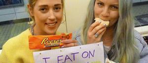Frauen protestieren, indem sie in der Londoner U-Bahn essen.