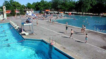 Spaßbad oder Kombibad. Die Berliner wollen laut einer Umfrage beides: Freizeitvergnügen und Sportschwimmen.