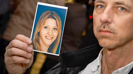 Mario S., der Vater von Peggy, zeigt im Prozess ein computergeneriertes Bild seiner Tochter, wie sie heute aussehen könnte.