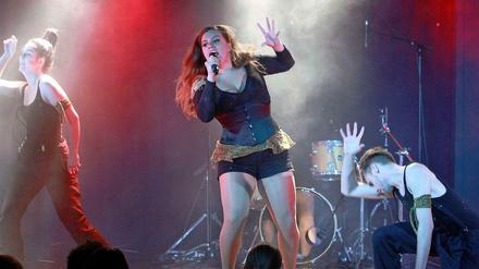 Berlin, meine Bühne. Lili Sommerfeld hat gerade noch rechtzeitig einen Produzenten für ihre Dance-Nummer gefunden – eigentlich verdient die 26-Jährige mit Soul-Musik ihr Geld. 
