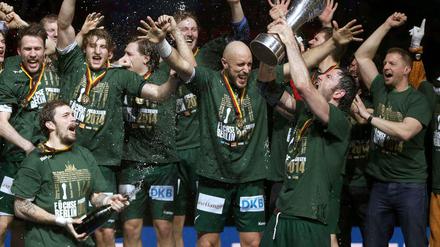 Da ist das Ding. Iker Romero und seine Teamkollegen mit dem ersten Titel in der Vereinsgeschichte der Berliner Handballer. 