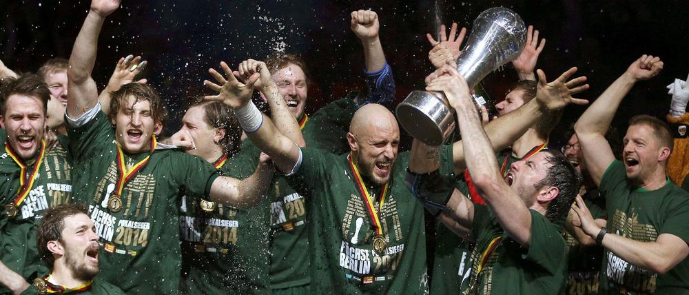 Da ist das Ding. Iker Romero und seine Teamkollegen mit dem ersten Titel in der Vereinsgeschichte der Berliner Handballer.