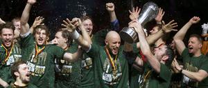 Da ist das Ding. Iker Romero und seine Teamkollegen mit dem ersten Titel in der Vereinsgeschichte der Berliner Handballer.