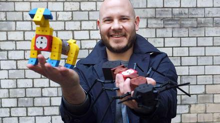 Hund oder Ameise? Matthias Bürger zeigt, dass mit Tinkerbots, dem Baukasten zum Selbstbauen von Robotern, der Fantasie kaum Grenzen gesetzt sind. 