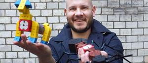 Hund oder Ameise? Matthias Bürger zeigt, dass mit Tinkerbots, dem Baukasten zum Selbstbauen von Robotern, der Fantasie kaum Grenzen gesetzt sind. 