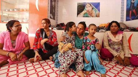 Eine Eunuchen-Familie mit adoptierten Kindern in Indien.