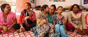 Eine Eunuchen-Familie mit adoptierten Kindern in Indien.