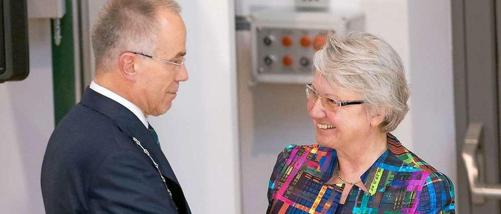 Annette Schavan erhält von Rektor Peter Dominiak die Ehrendoktorwürde der Uni Lübeck.