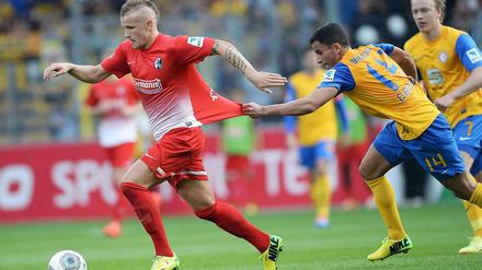 Nicht aufzuhalten: Freiburgs Schmid (l.) gegen Braunschweigs Elabdellaoui.