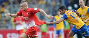 Nicht aufzuhalten: Freiburgs Schmid (l.) gegen Braunschweigs Elabdellaoui.
