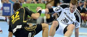 Hand in Hand mit dem Kontrahenten: Kiels Filip Jicha (r.) und Alexander Petersson.