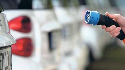 Neue Norm. Für das Aufladen von Elektroautos soll es künftig in der EU einen einheitlichen Stecker geben. Produziert wird er in Nordrhein-Westfalen.