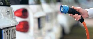 Neue Norm. Für das Aufladen von Elektroautos soll es künftig in der EU einen einheitlichen Stecker geben. Produziert wird er in Nordrhein-Westfalen.