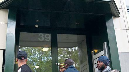 Einzug. Einige der Flüchtlinge vor dem Hostel in der Gürtelstraße in Friedrichshain, in dem sie nun leben werden. 